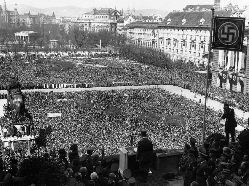 German speech. Адольф Гитлер аншлюс Австрии. Гитлер Австрия аншлюс балкон. Гитлер в Вене 1938. Хельденплац Гитлер.