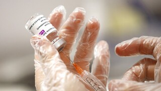 Εμβόλιο AstraZeneca: Συνεδριάζει την Τρίτη η Επιτροπή Εμβολιασμών - Καθησυχάζουν οι ειδικοί