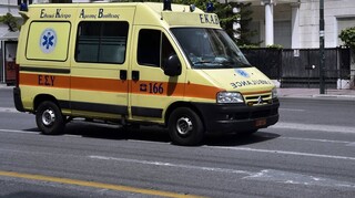 Κορωνοϊός: Το υπουργείο Οικονομικών προμηθεύει το ΕΚΑΒ με δέκα ασθενοφόρα