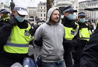 Βρετανία: Τραυματισμοί αστυνομικών και συλλήψεις σε διαδήλωση κατά του lockdown