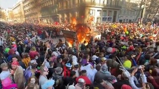 Γαλλία: Χιλιάδες νέοι κατέκλυσαν τη Μασσαλία γιορτάζοντας το καρναβάλι παρά τα μέτρα