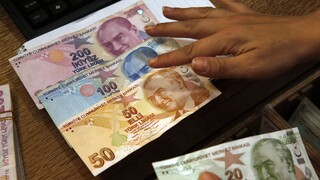 Σε ελεύθερη πτώση η τουρκική λίρα μετά το «ξήλωμα» του διοικητή της κεντρικής τράπεζας