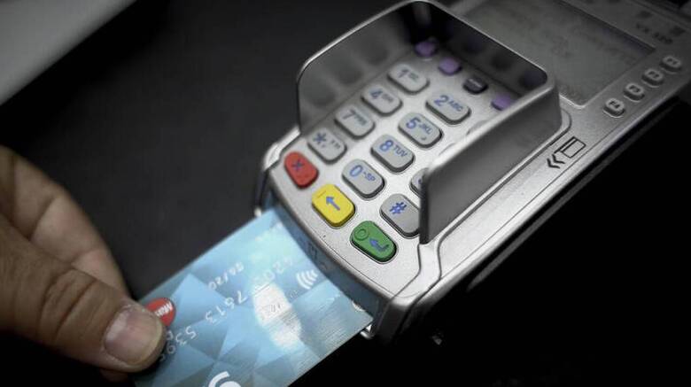 IOBE: Κάρτες και ηλεκτρονικές πληρωμές απογείωσαν τα έσοδα από τον ΦΠΑ
