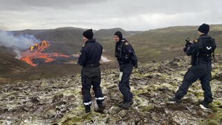 Πόλος έλξης το ηφαίστειο Ισλανδίας μετά την έκρηξη - Επιστήμονες έψησαν λουκάνικα στη λάβα του