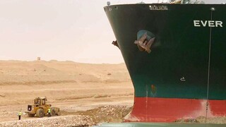 Παραμένει μπλοκαρισμένη η Διώρυγα του Σουέζ - Σοβαρά προβλήματα στην παγκόσμια ναυσιπλοΐα