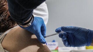 Εμβόλιο κορωνοϊός: «Ανοίγουν» σήμερα τα ραντεβού για τις ηλικίες 70-74