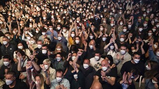 Ισπανία: Ροκ συναυλία με μάσκες, αρνητικά τεστ και... κοινό 5.000 ατόμων