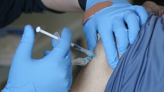 Κορωνοϊός: Το Ηνωμένο Βασίλειο αναμένει παρτίδες εμβολίων για τις δεύτερες δόσεις