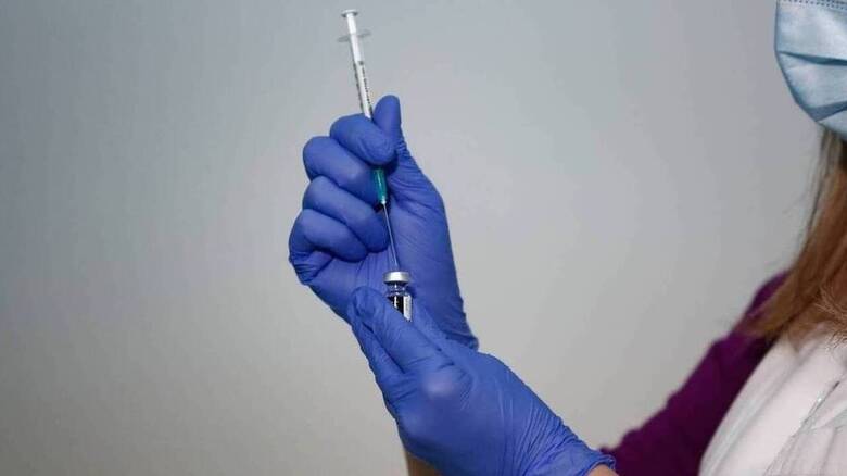 Βρετανός υπουργός: Εμβολιασμός όλων των ενηλίκων της χώρας προτού μοιραστούμε τα εμβόλια