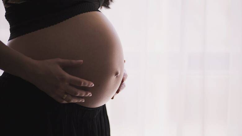 Ενδομήτρια επέμβαση εμβρύου για πρώτη φορά σε έγκυο με κορωνοϊό στη χώρα μας