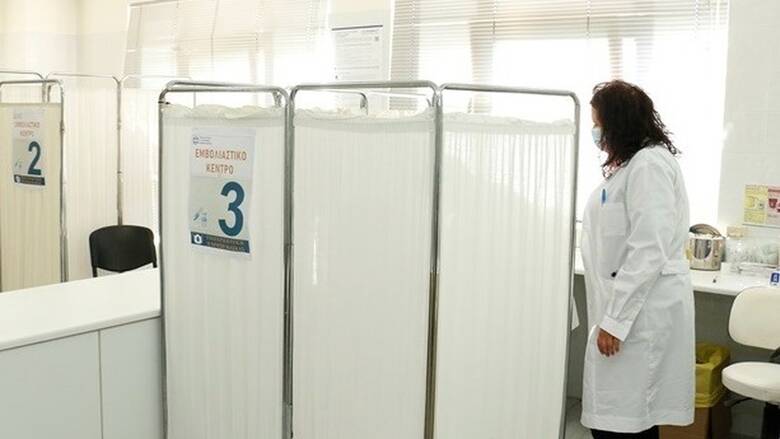 Επιχείρηση «Ελευθερία»: Πρεμιέρα για τα δύο mega εμβολιαστικά κέντρα σε Περιστέρι και Ελληνικό