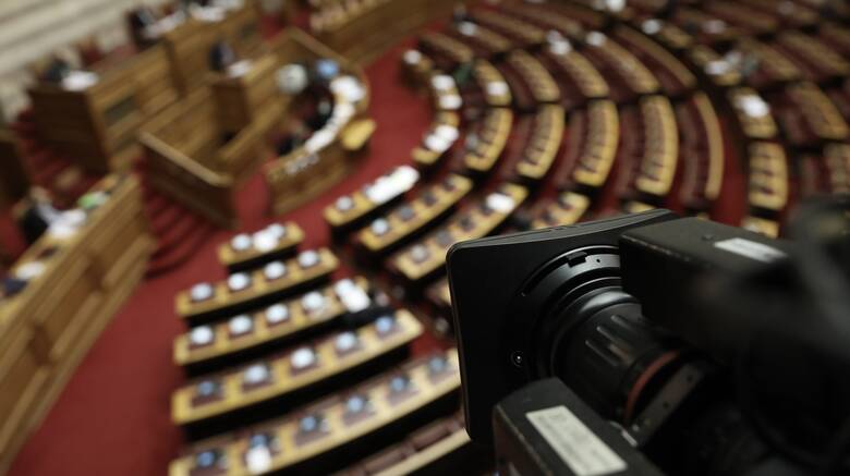 Κορωνοϊός: Στη Βουλή μεταφέρεται η πολιτική αντιπαράθεση «κορυφής» για την πανδημία