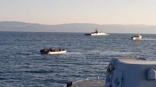 Μυτιλήνη: Καρέ – καρέ πώς τουρκική ακταιωρός παρενοχλεί σκάφος του Λιμενικού