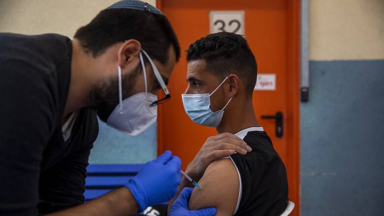 Ισραηλινή μελέτη: Η αύξηση των εμβολιασμένων μειώνει τον κίνδυνο μόλυνσης και στον υπόλοιπο πληθυσμό