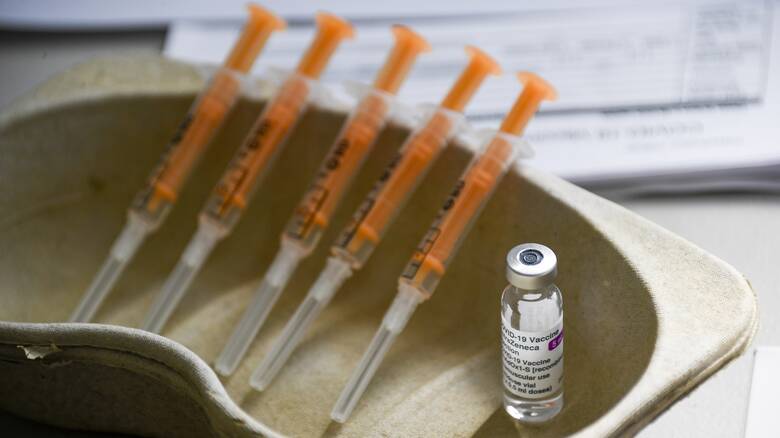 Κορωνοϊός - Βρετανία: Επτά νεκροί από θρομβώσεις μετά τον εμβολιασμό τους με AstraZeneca