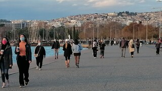 Κορωνοϊός: «Συναγερμός» για το ιικό φορτίο της Θεσσαλονίκης - «Ανάσα» αναζητούν οι πολίτες