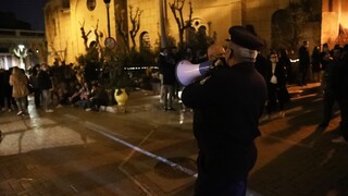 Κορωνοϊός: Πάρτι σε πλατείες και πεζόδρομους της Αθήνας από πλήθος κόσμου
