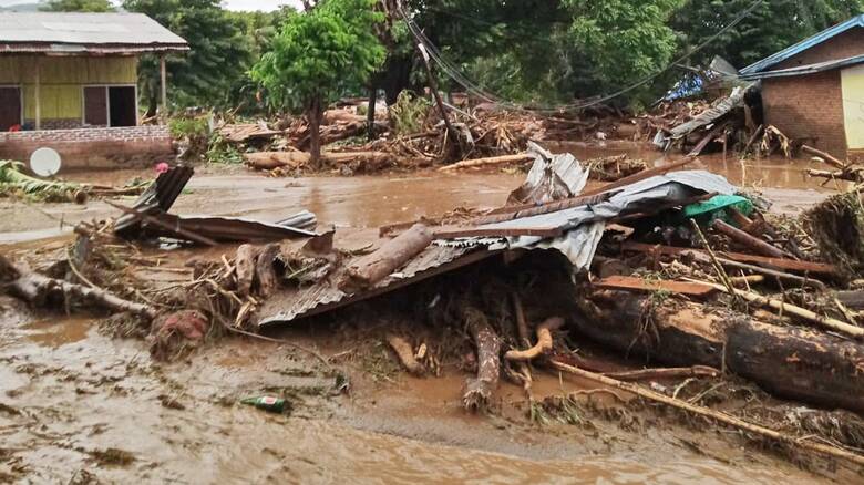 Δραματικές στιγμές στην Ινδονησία: Δεκάδες νεκροί από πλημμύρες και κατολισθήσεις
