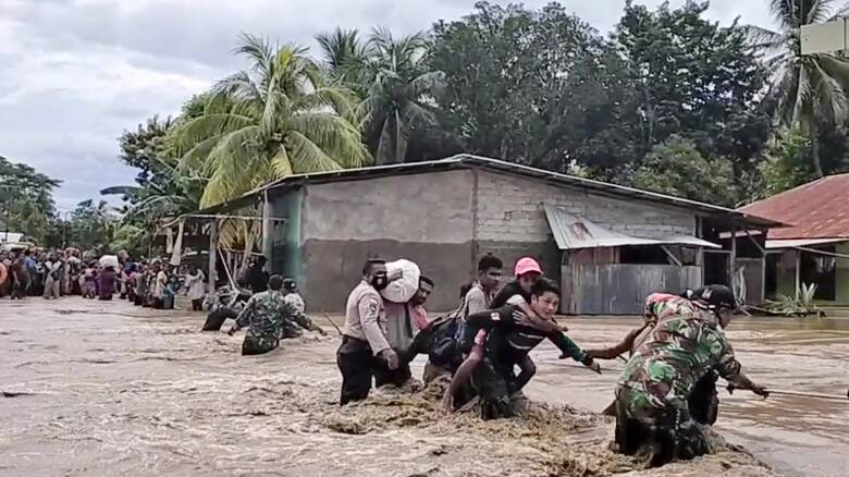 Αυξάνεται ο αριθμός των νεκρών από τις πλημμύρες στις Ινδονησία - Δεκάδες οι αγνοούμενοι