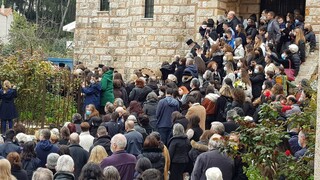 Κορωνοϊός: Απίστευτος συνωστισμός σε κηδεία Αρχιμανδρίτη