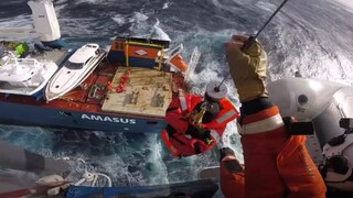 Νορβηγία: Δραματική διάσωση του πληρώματος φορτηγού πλοίου που πλέει ακυβέρνητο