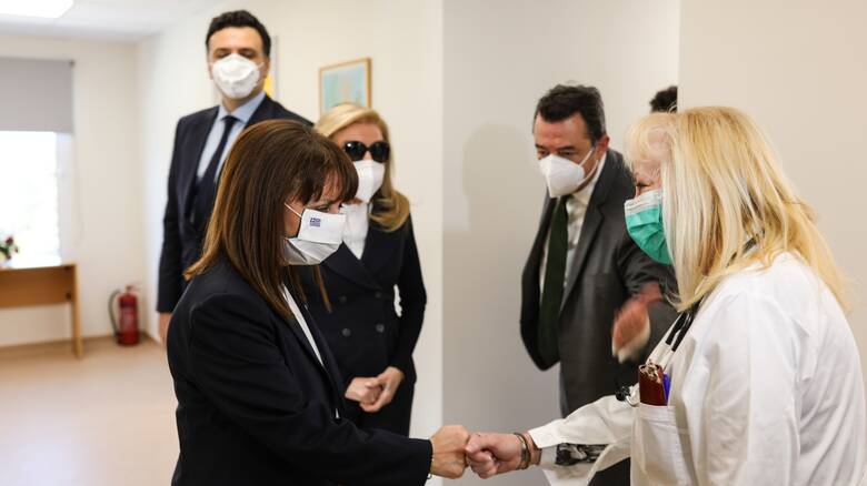 Η Κατερίνα Σακελλαροπούλου στα εγκαίνια της νέας πτέρυγας του Κέντρου Υγείας Σαλαμίνας