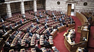 Αντιδράσεις στη Βουλή για τα self test: Προχειρότητα καταλογίζει η αντιπολίτευση στην κυβέρνηση