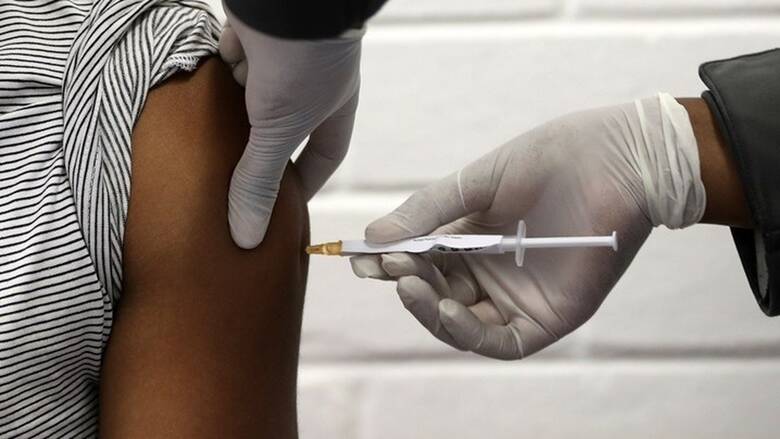 ΠΟΥ: Δεν μπορούμε να συστήσουμε αλλαγή εμβολίου στη δεύτερη δόση