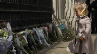Φίλιππος: Χιλιάδες Βρετανοί αποχαιρετούν το πρίγκιπα - Γέμισε λουλούδια το Μπάκιγχαμ