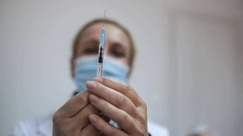 «Μαραθώνιος» για τους εμβολιασμούς: Νέα παρέμβαση Μητσοτάκη – Ποιες οι επόμενες «ανάσες» ελευθερίας