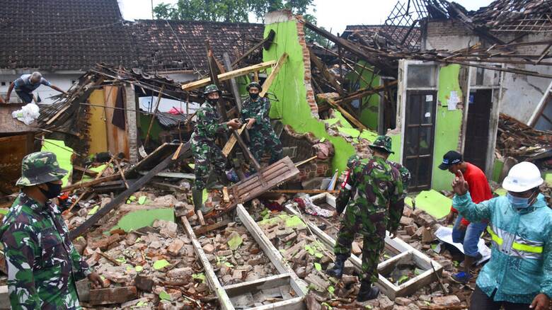 Ινδονησία: Επιχείρηση ταχείας διάσωσης και παροχής βοήθειας μετά τον σεισμό των 5,9 Ρίχτερ