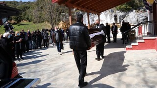 Γιώργος Καραϊβάζ: Σε κλίμα οδύνης η κηδεία του δημοσιογράφου