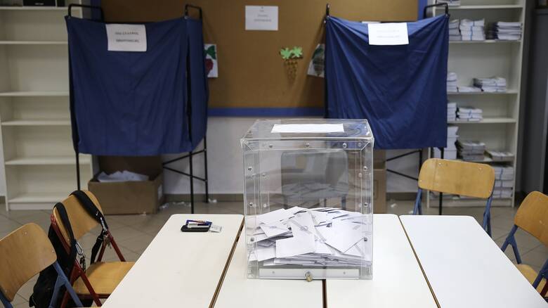 Ψήφος αποδήμων: Το Μαξίμου στριμώχνει τον ΣΥΡΙΖΑ για το «αυτογκόλ» και την… κωλοτούμπα