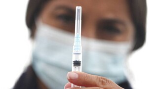 Βρετανία- Κορωνοϊός: Όλος ο πληθυσμός άνω των 50 ετών έλαβε μια πρώτη δόση εμβολίου