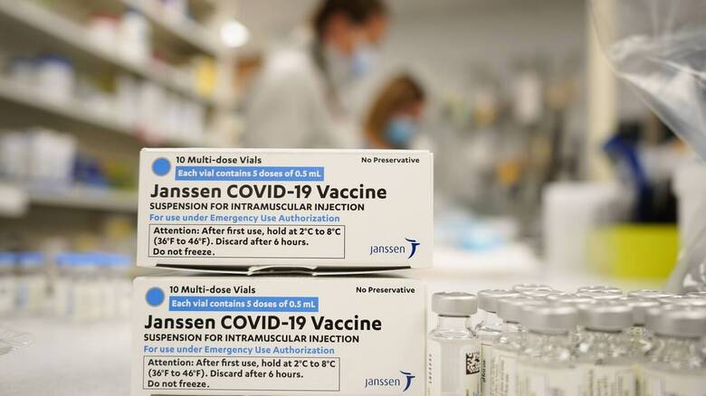 Στην Ελλάδα φθάνουν σήμερα οι πρώτες 33.600 δόσεις του εμβολίου της Johnson & Johnson