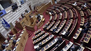 Βουλή: Ξεκίνησε η συζήτηση για την άρση των περιορισμών στην ψήφο των αποδήμων