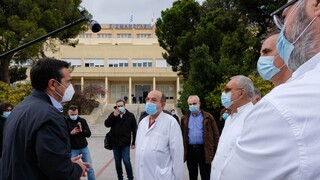 Τσίπρας στο Σισμανόγλειο: Η κατάσταση στα νοσοκομεία είναι δραματική