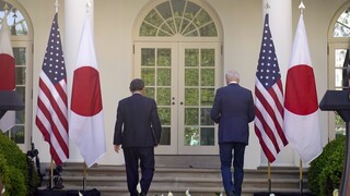 «Μέτωπο» ΗΠΑ-Ιαπωνίας κατά Κίνας μετά τη συνάντηση Μπάιντεν - Σούγκα