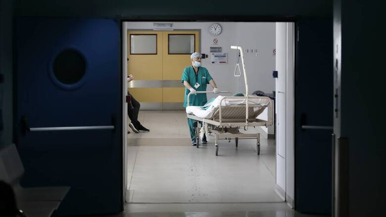 Κορωνοϊός - ΠΟΕΔΗΝ:  Διασωληνωμένοι ασθενείς μένουν για μέρες εκτός ΜΕΘ