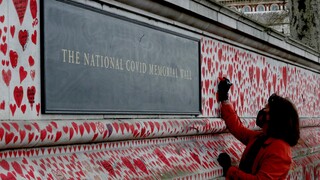 «National COVID Memorial Wall»: Μνημείο στο Λονδίνο για όσους έχασαν τη ζωή τους στην πανδημία