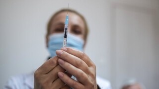 Εμβολιασμός: Ανοίγει αύριο η πλατφόρμα για 50-54 ετών - Πότε παίρνει «σκυτάλη» η ομάδα 40-49