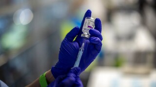 Νέα «στήριξη» ΕΜΑ στο εμβόλιο της AstraZeneca - «Μην παραλείπετε τη δεύτερη δόση»