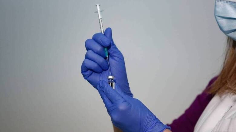 Έρευνα- Κορωνοϊός: Μία δόση εμβολίου μειώνει σχεδόν στο μισό τον κίνδυνο μετάδοσης σε κάθε σπίτι