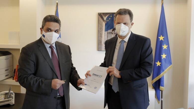 Ο Θόδωρος Σκυλακάκης κατέθεσε το Εθνικό Σχέδιο Ανάκαμψης στο γραφείο της Κομισιόν στην Αθήνα