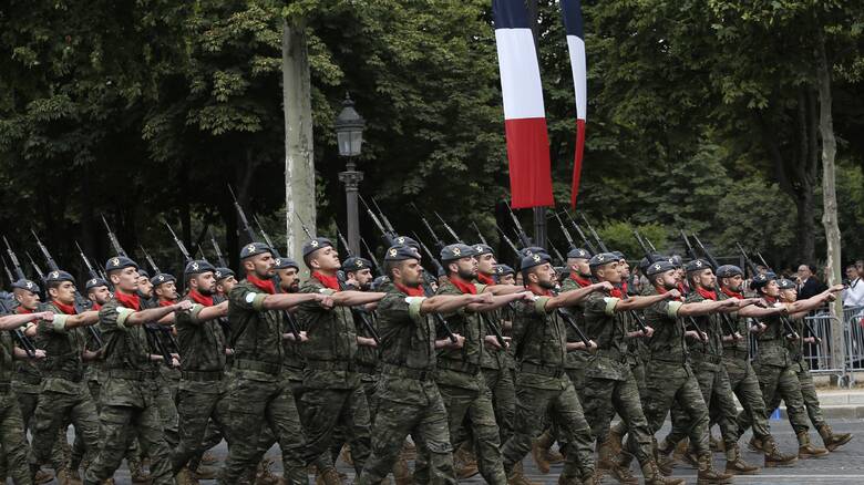 Γαλλία: Οργή για επιστολή απόστρατων που ζητούν από τον Μακρόν να επιβάλει στρατιωτικό νόμο