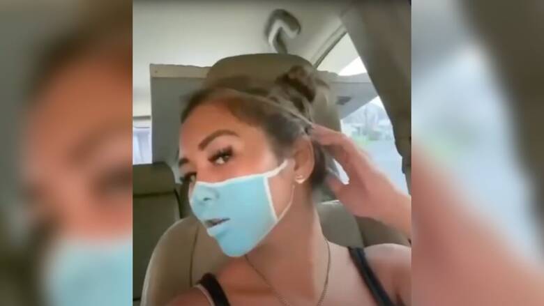 Ινδονησία: YouTubers αντιμέτωποι με απέλαση για βίντεο «φάρσα» με ψεύτικη μάσκα