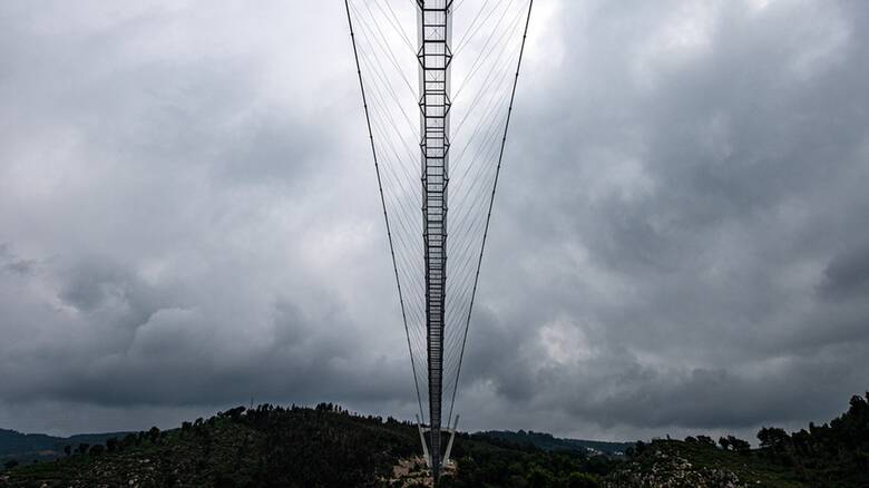 Πορτογαλία: Κόβει την ανάσα η μεγαλύτερη κρεμαστή πεζογέφυρα στον κόσμο