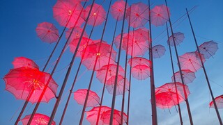 Θεσσαλονίκη: Στο κόκκινο χρώμα της Μ.Πέμπτης οι «Ομπρέλες» του Ζογγολόπουλου