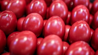 Πάσχα: Γιατί τσουγκρίζουμε κόκκινα αυγά; Λαογραφία και παράδοση