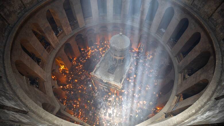 Άναψε το Άγιο Φως στον Πανάγιο Τάφο – Πλήθος πιστών χωρίς μάσκες στην τελετή